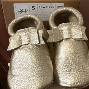 Freshly Picked Platinum Moccasins with Bow size 5 (c8) soft sole